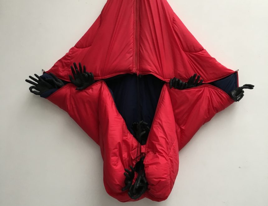 Annette Messager /Sleeping Deep Red, 2018. Cortesía Marian Goodman Gallery