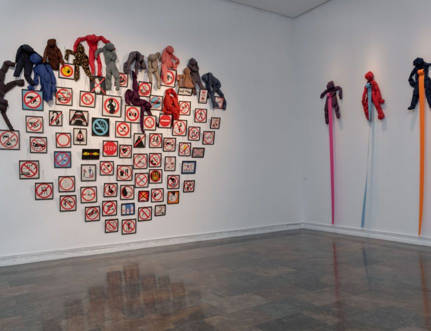 Annette Messager / Les interdictions (Las prohibiciones), 2014 // Annette Messager / 3 Pantings, 2015. Cortesia Marian Goodman Gallery