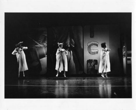Escenari, vestuari i il·luminació dissenyat per Robert Rauschenberg per a la coreografia Glacial Decoy de laTrisha Brown Dance Company, 1979. En la imatge: Trisha Brown, Nina Lundborg, i Lisa Kraus, 1979. Col·lecció de fotografia dels arxius de la Robert Rauschenberg Foundation, Nova York. Foto: Babette Mangolte, 1979